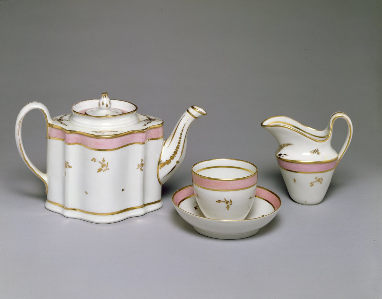 New Hall teáskanna, kancsó, csésze és csészealj zománcozott és aranyozott díszítéssel, 1790-1800 körül (kemény paszta porcelán) alkotó: English School