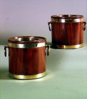 Kör alakú borhűtő pár sárgaréz fogantyúval, 1765 körül (mahagóni és sárgaréz) alkotó: English School