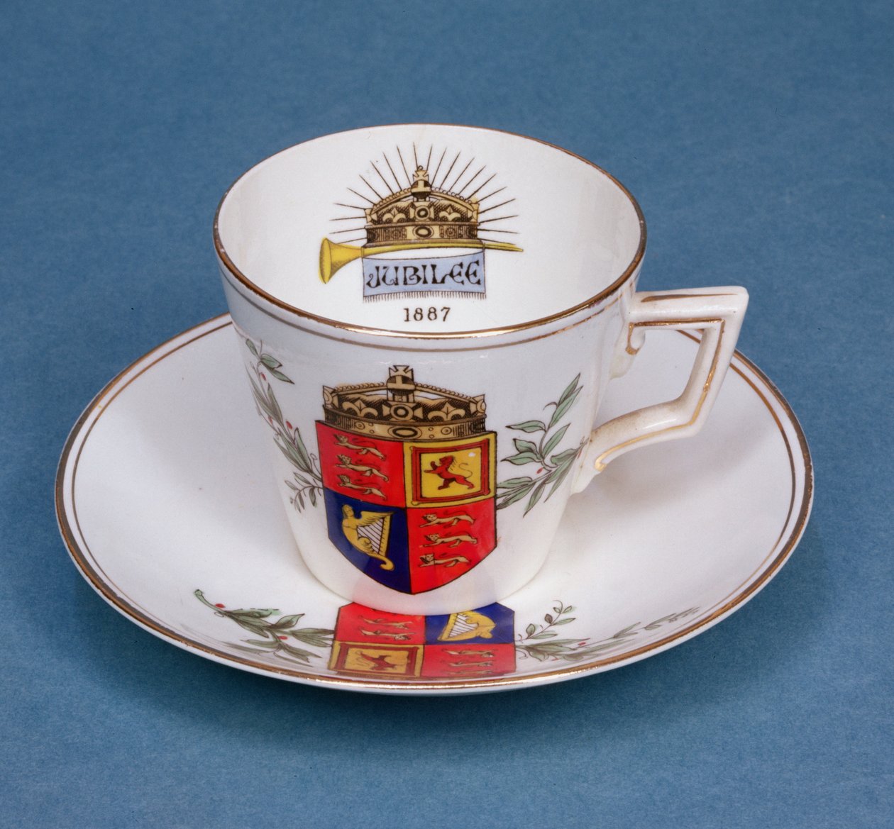 Plymouth porcelán csésze és csészealj Viktória királynő jubileumának emlékére, 1887 (porcelán) alkotó: English School