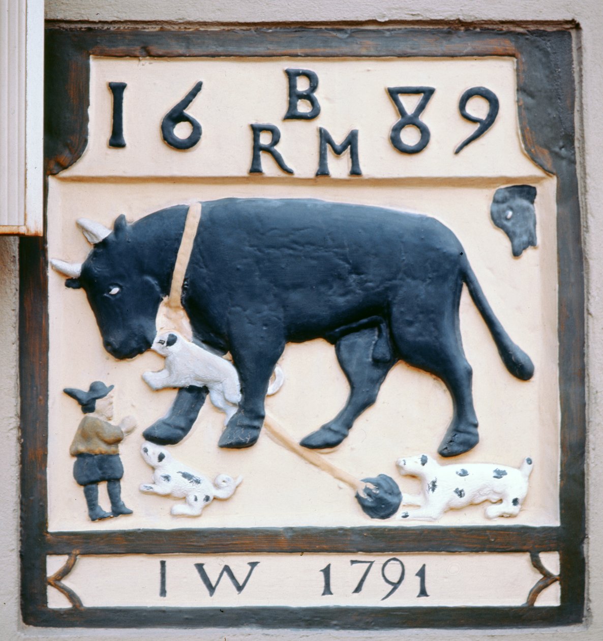 Kocsmatábla a Bikáról és a Kutyáról (korábban Fekete Bika) 1689 (festett kő) alkotó: English School