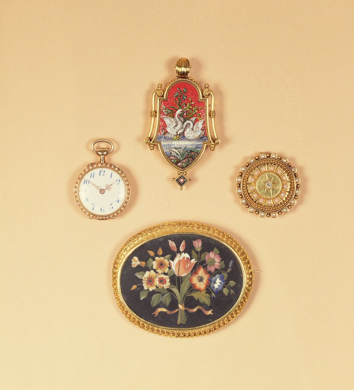 Split gyöngyház karóra (elöl és hátul); Viktoriánus mikro-mozaik bross; Viktoriánus pietra-dura bross alkotó: English School