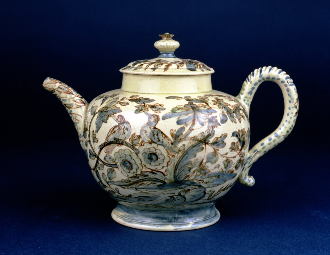 Staffordshire Creamware teáskanna, a The Tunstall teáskanna, három madárral díszítve keleti lombozatban, barnás mangánnal festve, a körvonalat kék és zöld mázzal emelte ki F. Morg alkotó: English School