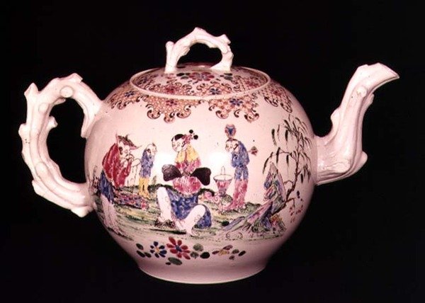 Staffordshire lyukasztó edény, 1755 körül (sómázas kőedény) alkotó: English School