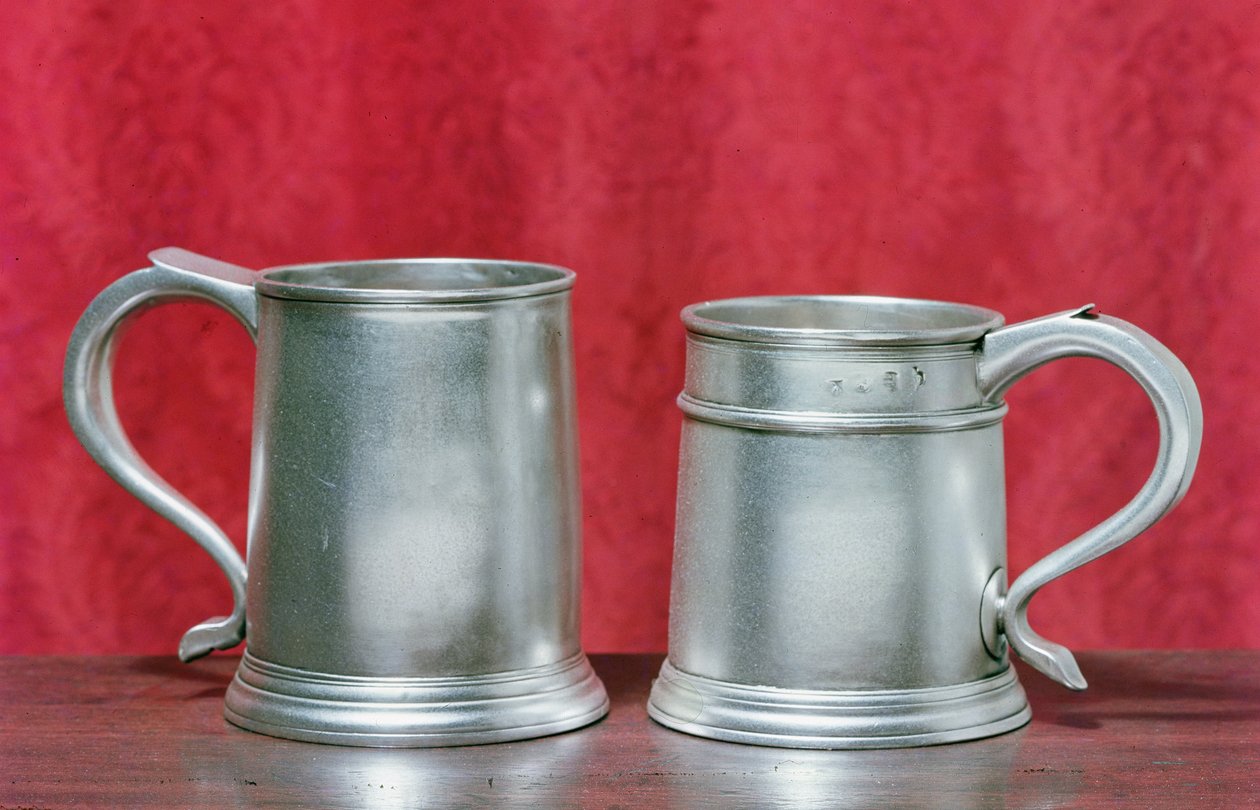 Tankards, balról jobbra: Timbrell és Bentley of London, 1713; Nathaniel Locke, London, 1716 (ezüst) alkotó: English School