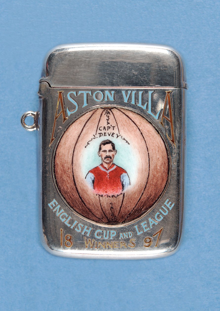 Vesta tok „Aston Villa angol kupa és ligagyőztesekkel” díszítve, 1897 (fém és zománc) alkotó: English School