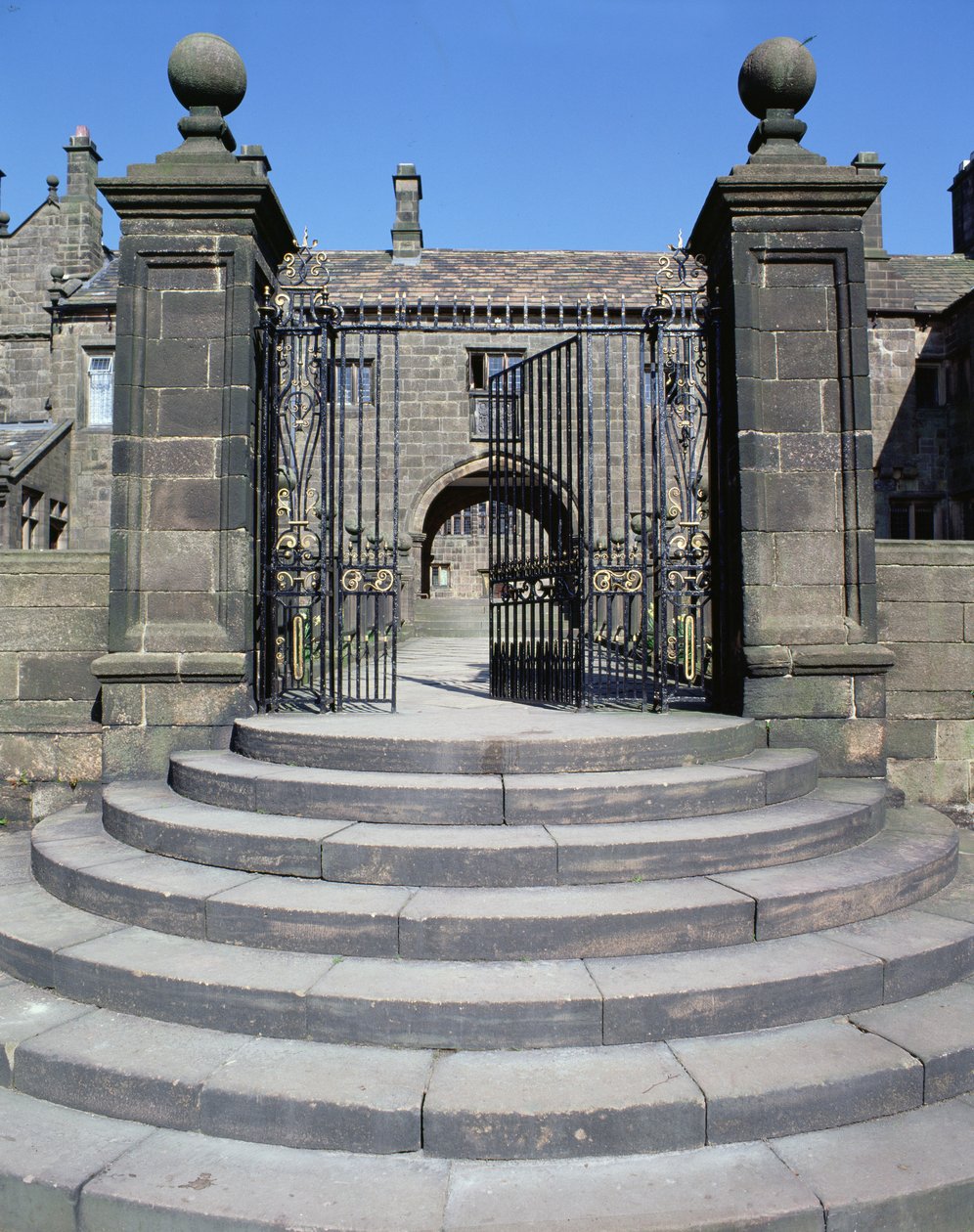 Kilátás az átjáróra alkotó: English School