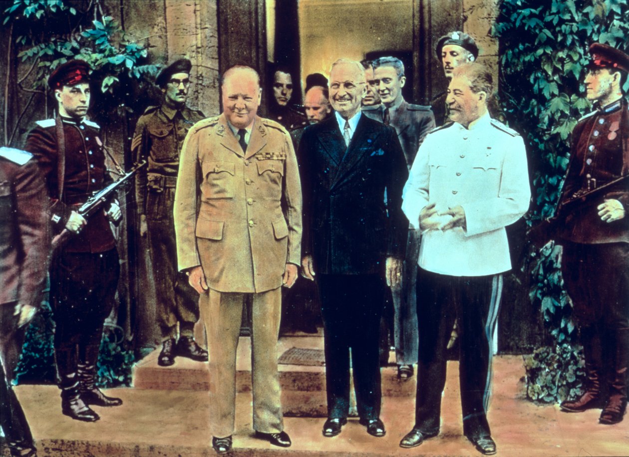 Winston Churchill (1874-1965) Truman elnök (1884-1972) és Joszif Sztálin (1879-1953) a potsdami konferencián, 1945. július (színes fotó) alkotó: English School