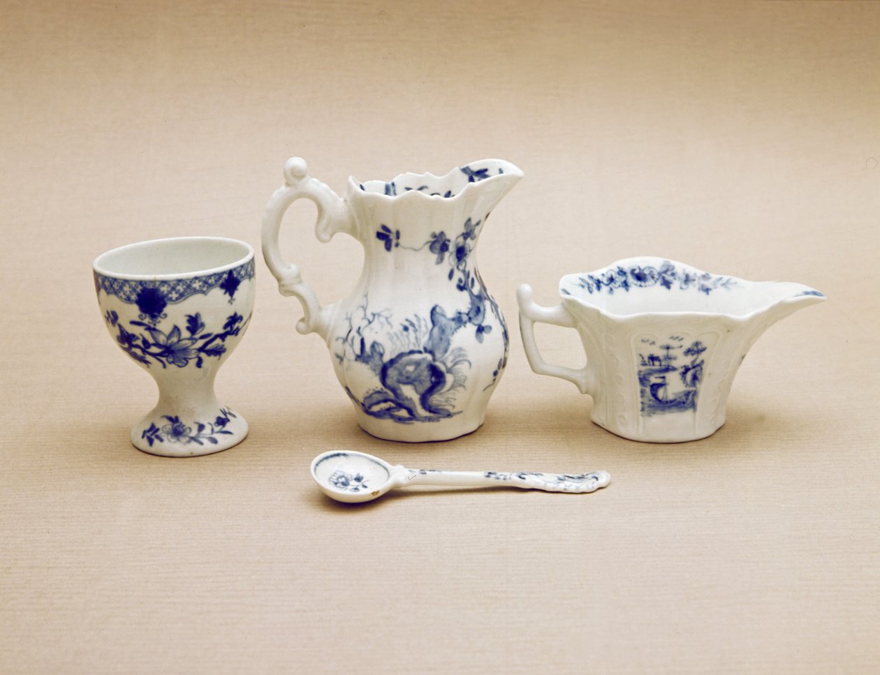 Worcester krémcsónak, tejszínes kancsó, mustáros kanál és tojáspohár, 18. század vége (porcelán) alkotó: English School