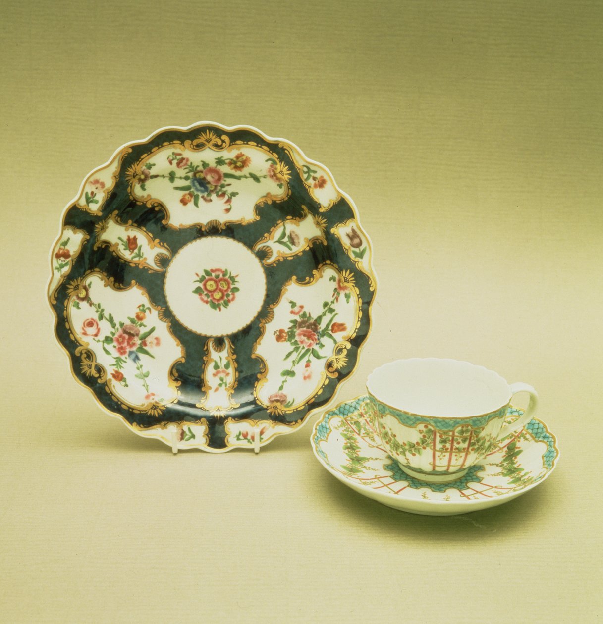 Worcester porcelántányér pikkelykék díszítéssel, 1768; teáscsésze és csészealj komlórácsos díszítéssel, 1770 körül (porcelán) alkotó: English School