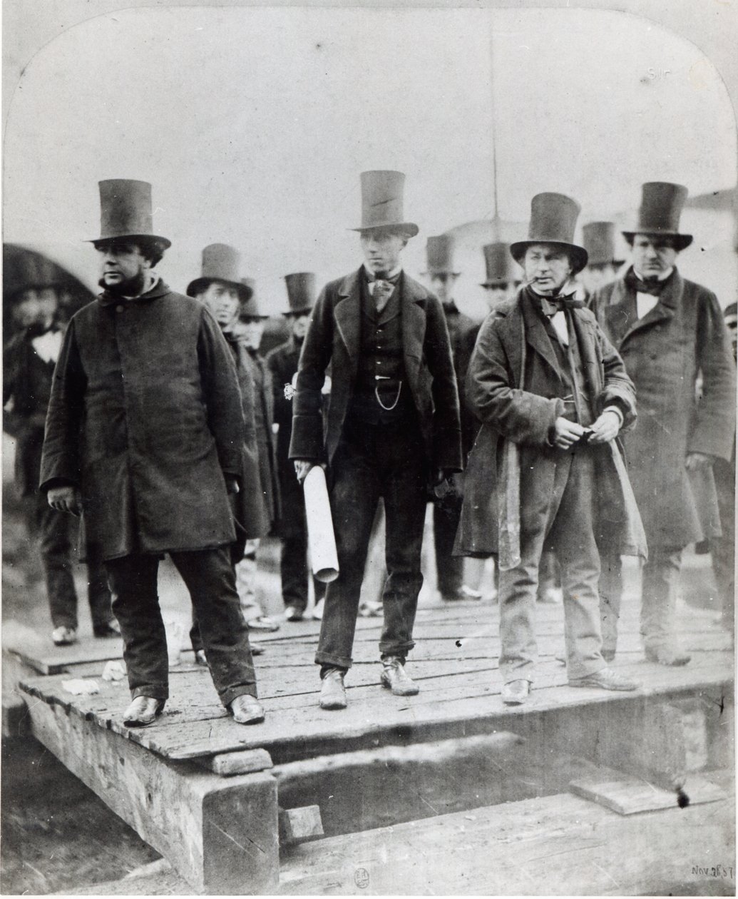 (L-R) John Scott Russell, Henry Wakefield, Isambard Kingdom Brunel és Lord Derby az SS Great Eastern elindításakor alkotó: English Photographer