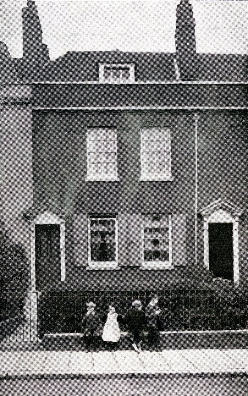 387, Commercial Road, Portsmouth, Hampshire, Charles Dickens szülőhelye 1812. február 7-én, 1900 körül alkotó: English Photographer