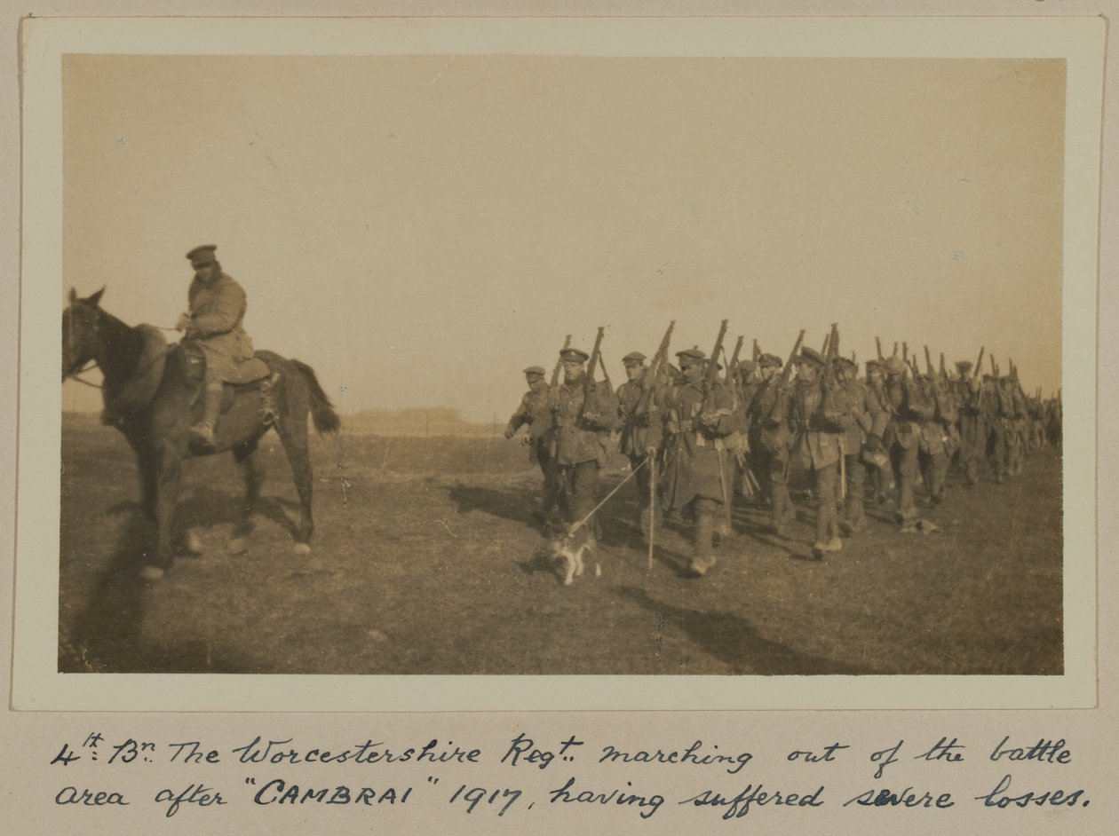 4.: Bn. A Worcestershire Regt. „CAMBRAI” 1917 után kivonult a csatatérről, súlyos veszteségeket szenvedve alkotó: English Photographer