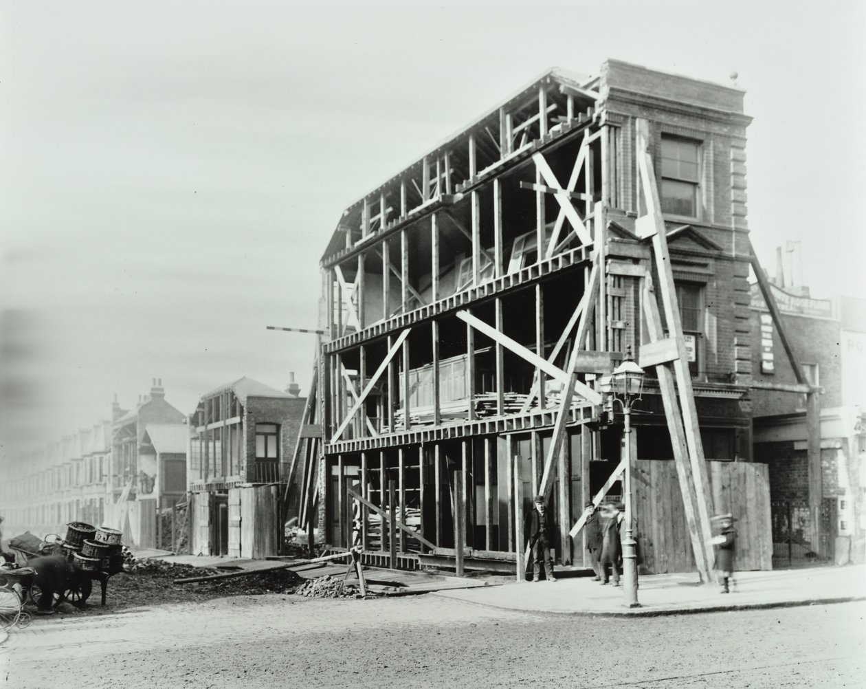 85 Stoke Newington Road: a Stoke Newington Road és a Prince George Road sarka, 1897 alkotó: English Photographer