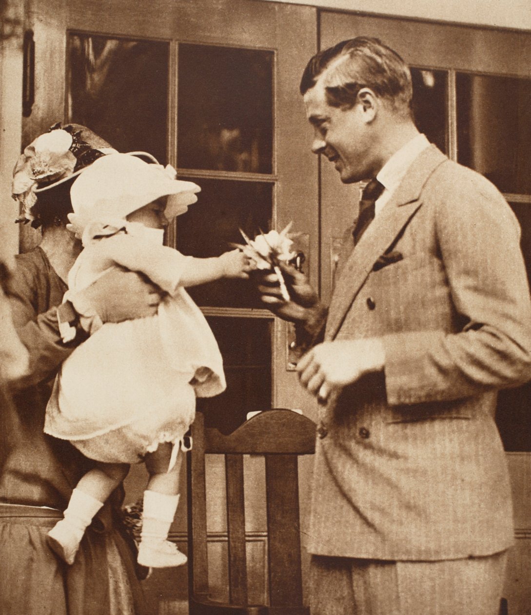 Egy gyermek VIII. Edward király csokrot ad az Enham Village Centre-ben, 1926 alkotó: English Photographer