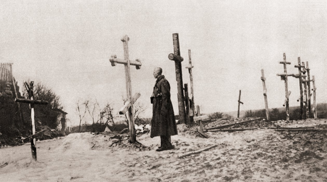 Orosz katona egy harcostársa sírjánál az első világháború alatt, a The Illustrated War News-ból, 1915 alkotó: English Photographer