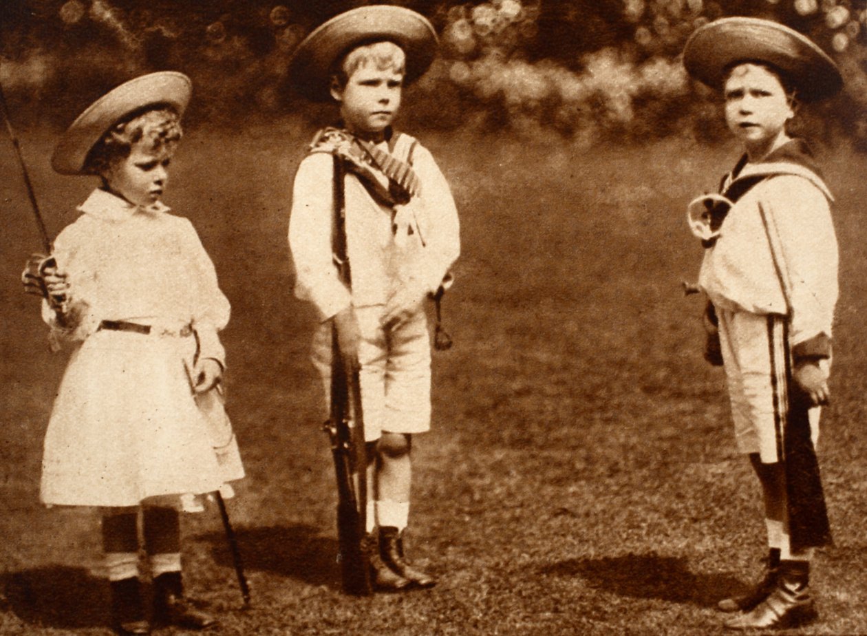 Egy fiatal VIII. Edward király, aki a testvéreit fúrja, York hercege és a királyi hercegnő, 1899 körül alkotó: English Photographer