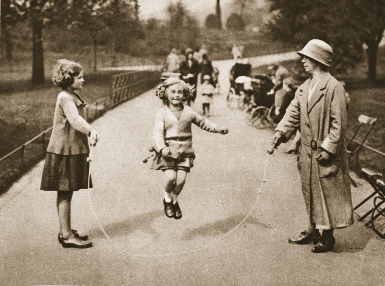 Egy lány, aki átugrott a Hyde Parkban vagy a Kensington Gardensben, a csodálatos Londonból, 1926-27 között (fotómélység) alkotó: English Photographer