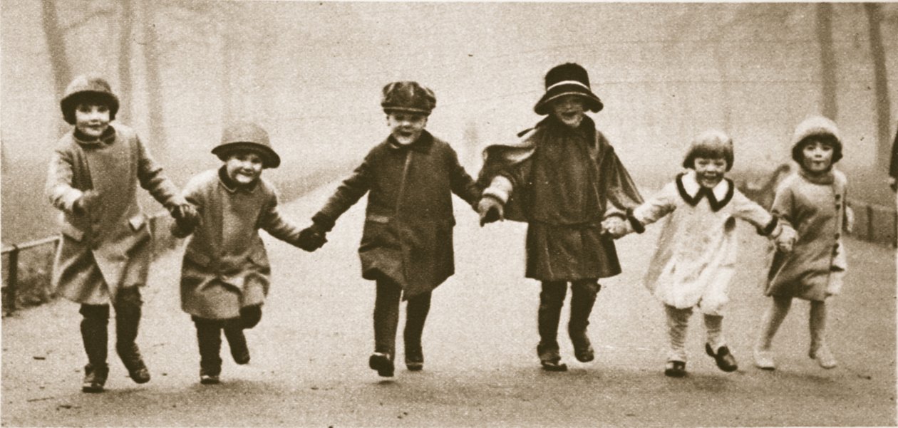 Jól öltözött gyerekek sora, akik a Hyde Parkban futnak, a csodálatos Londonból, 1926-27 között (fotómélység) alkotó: English Photographer