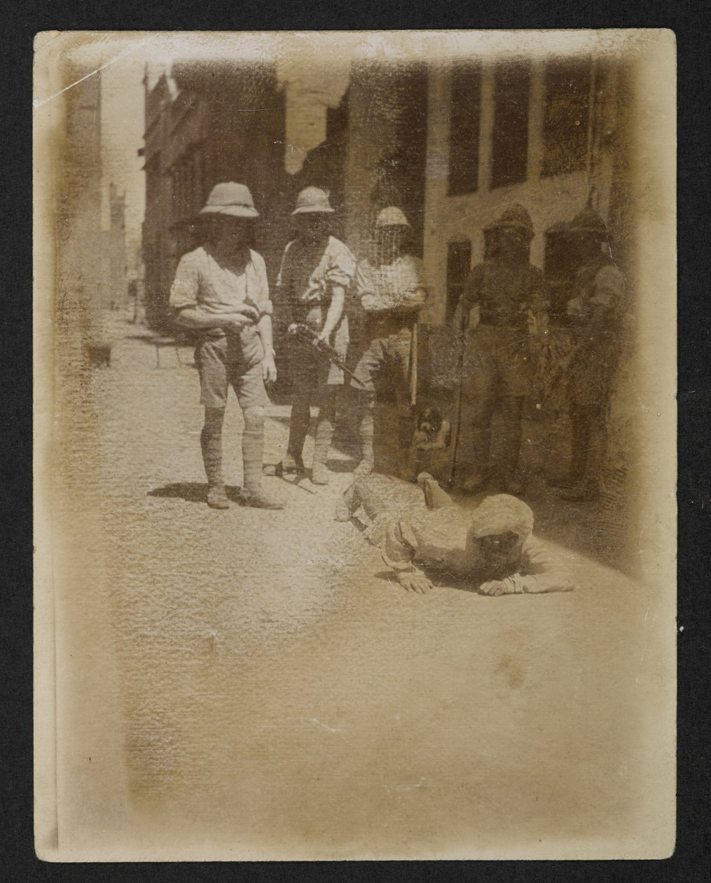Egy rab fegyveres őrség alatt a Ram Bagh kertben, a Views of Amritsarból, beleértve a zavargások következményeit alkotó: English Photographer