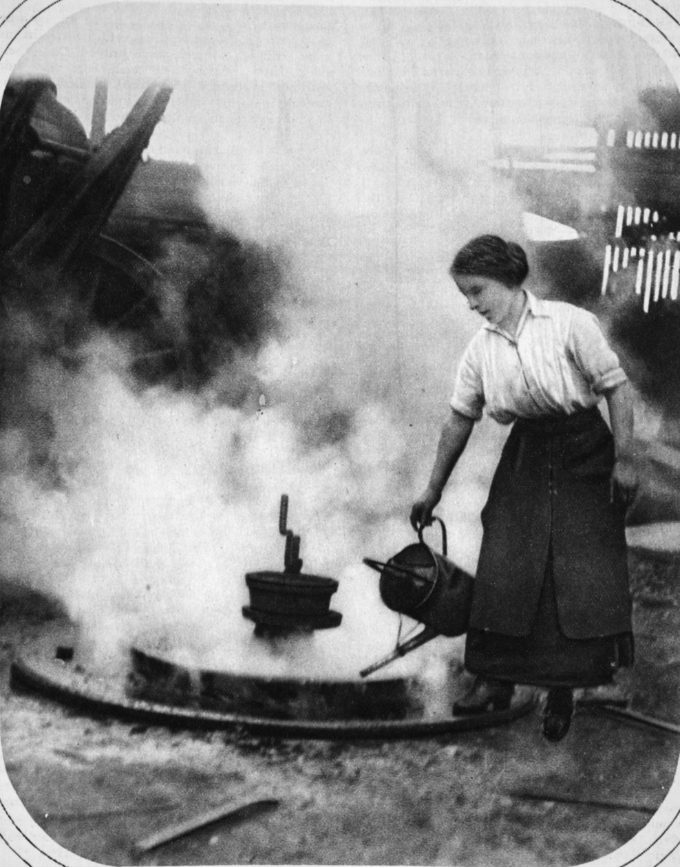 Kész segítőtárs a háború idején: Miss Edith Hawley egy kereket hűt, illusztráció a The Illustrated War Newsból, 1916. szeptember 6. alkotó: English Photographer