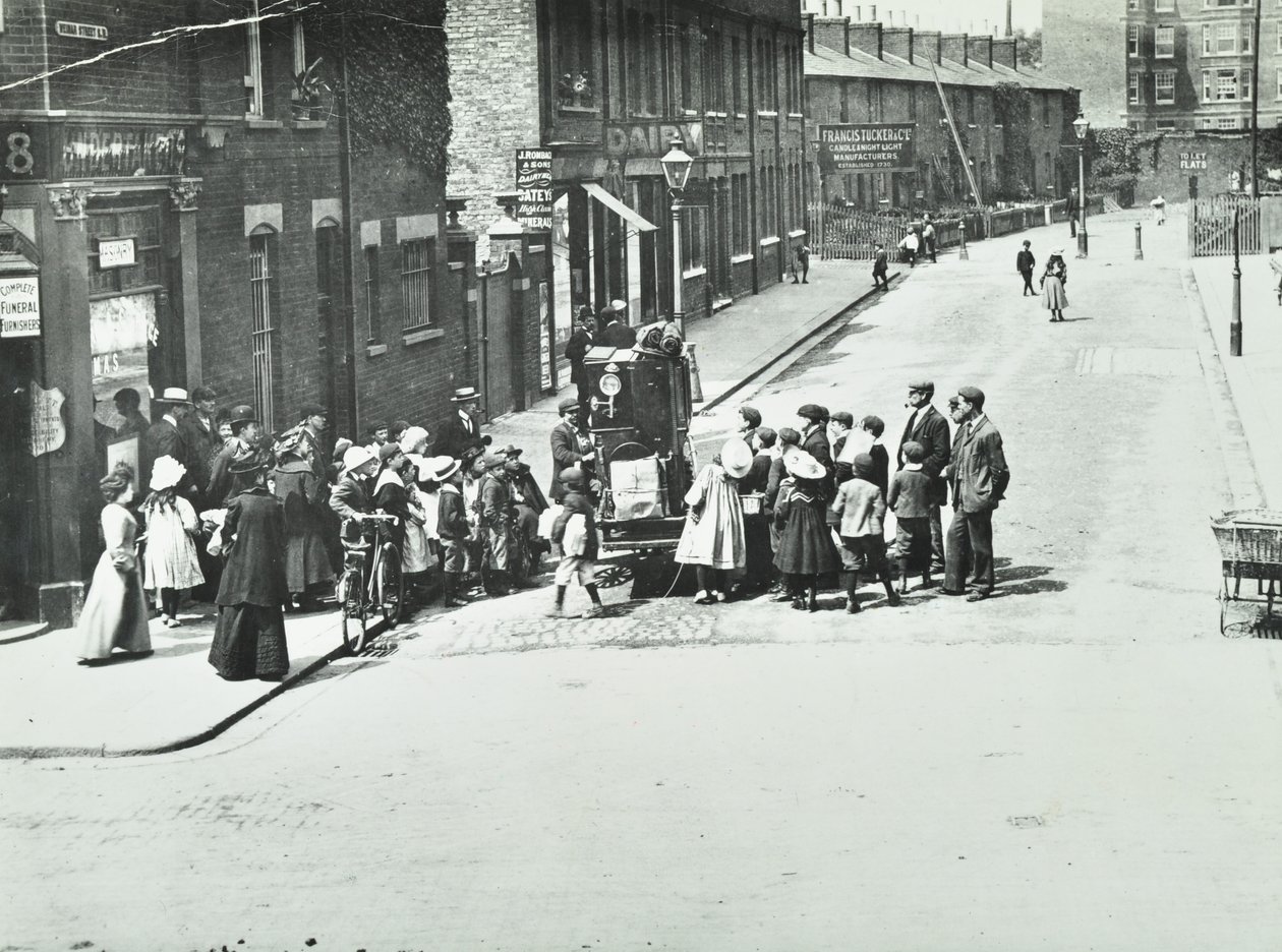 Utcai orgonista a londoni Putney-ben, 1886 alkotó: English Photographer