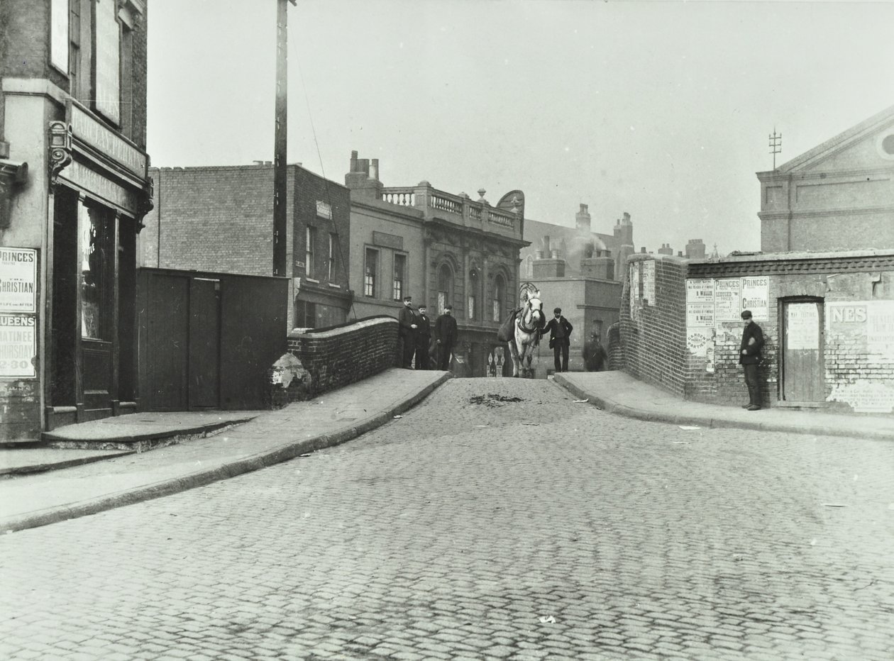 Egy fehér ló halad a Rhodeswell Roadon az Old Victory Bridge felé, 1895 alkotó: English Photographer