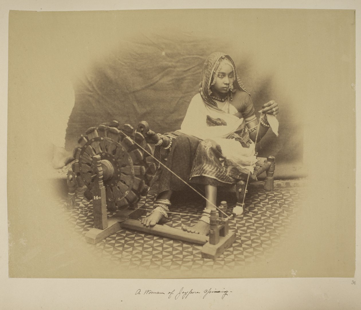 Egy jeypore-i nő forog, 1890 körül (f/w fotó) alkotó: English Photographer