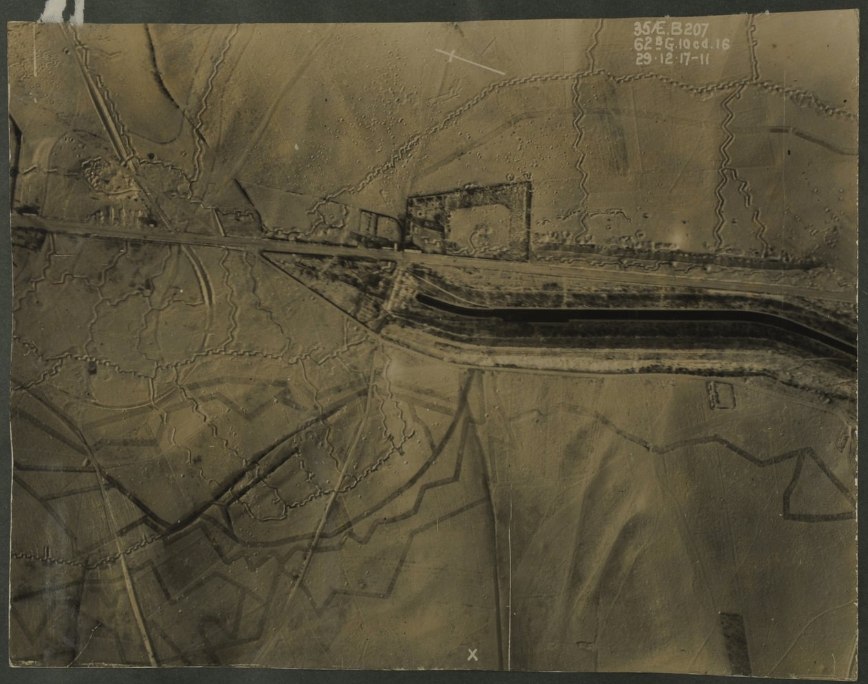 Légifelvétel első világháborús árkokkal, 1917 alkotó: English Photographer