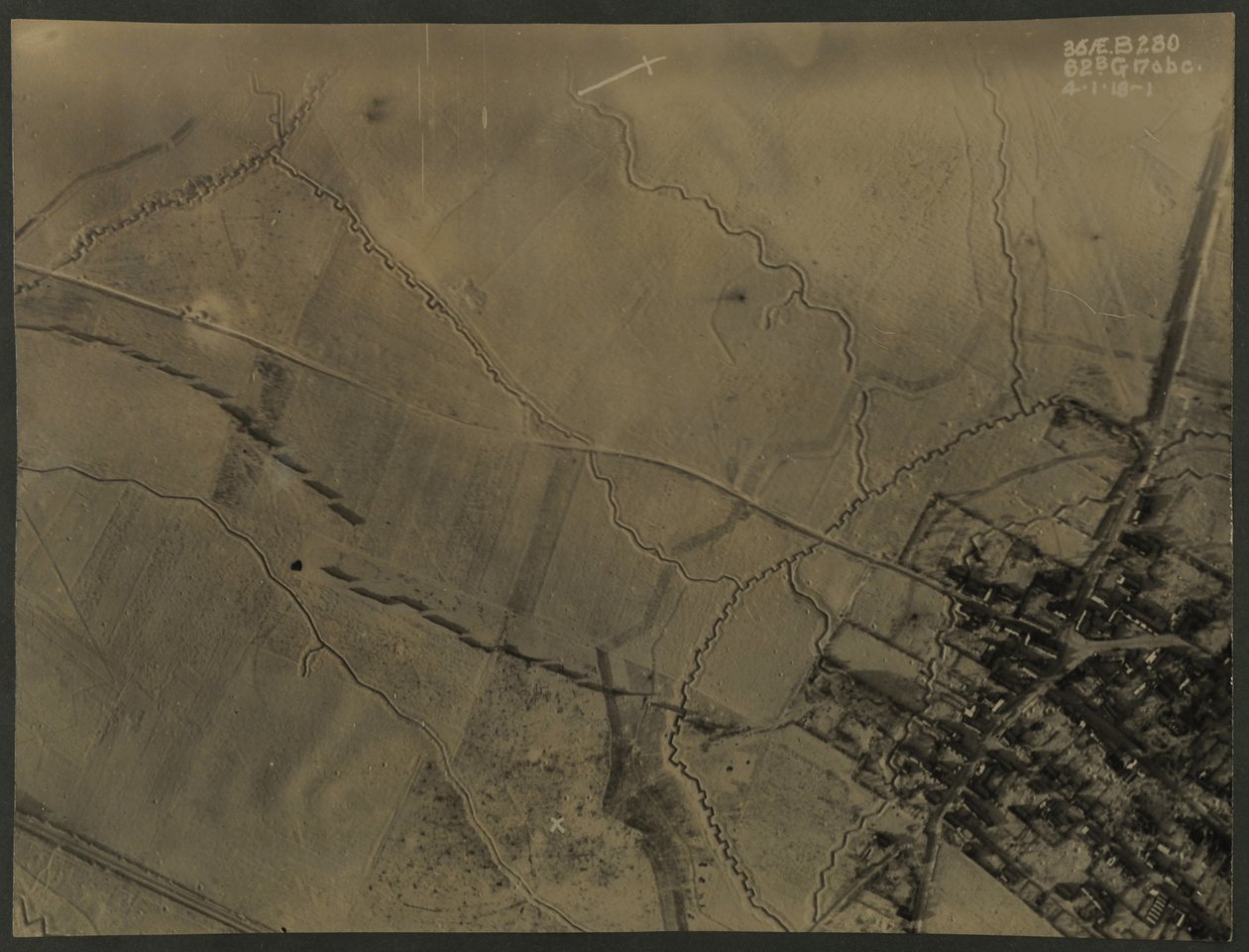 Légifelvétel első világháborús árkokkal, 1918 alkotó: English Photographer