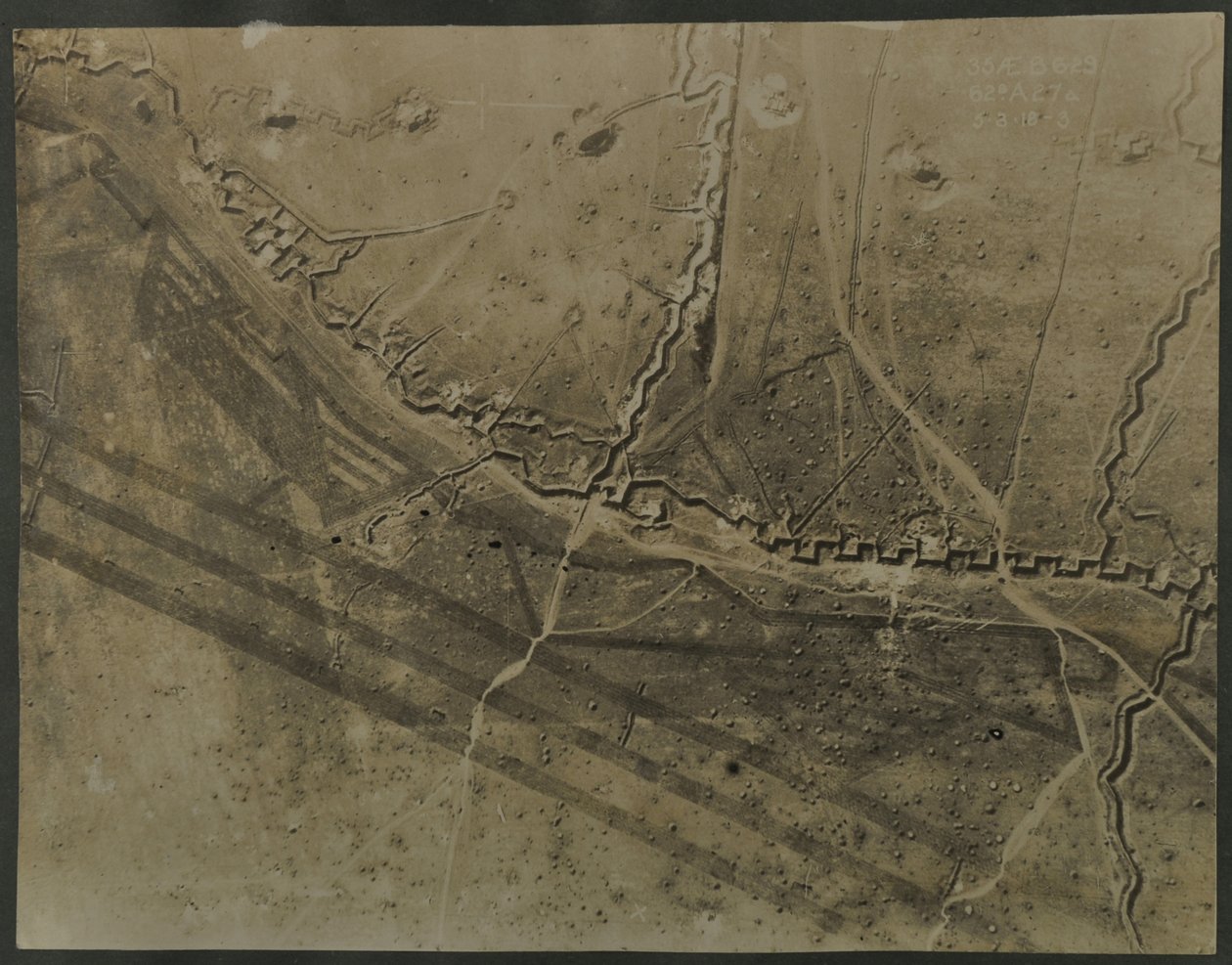 Légifelvétel első világháborús árkokkal, 1918 alkotó: English Photographer