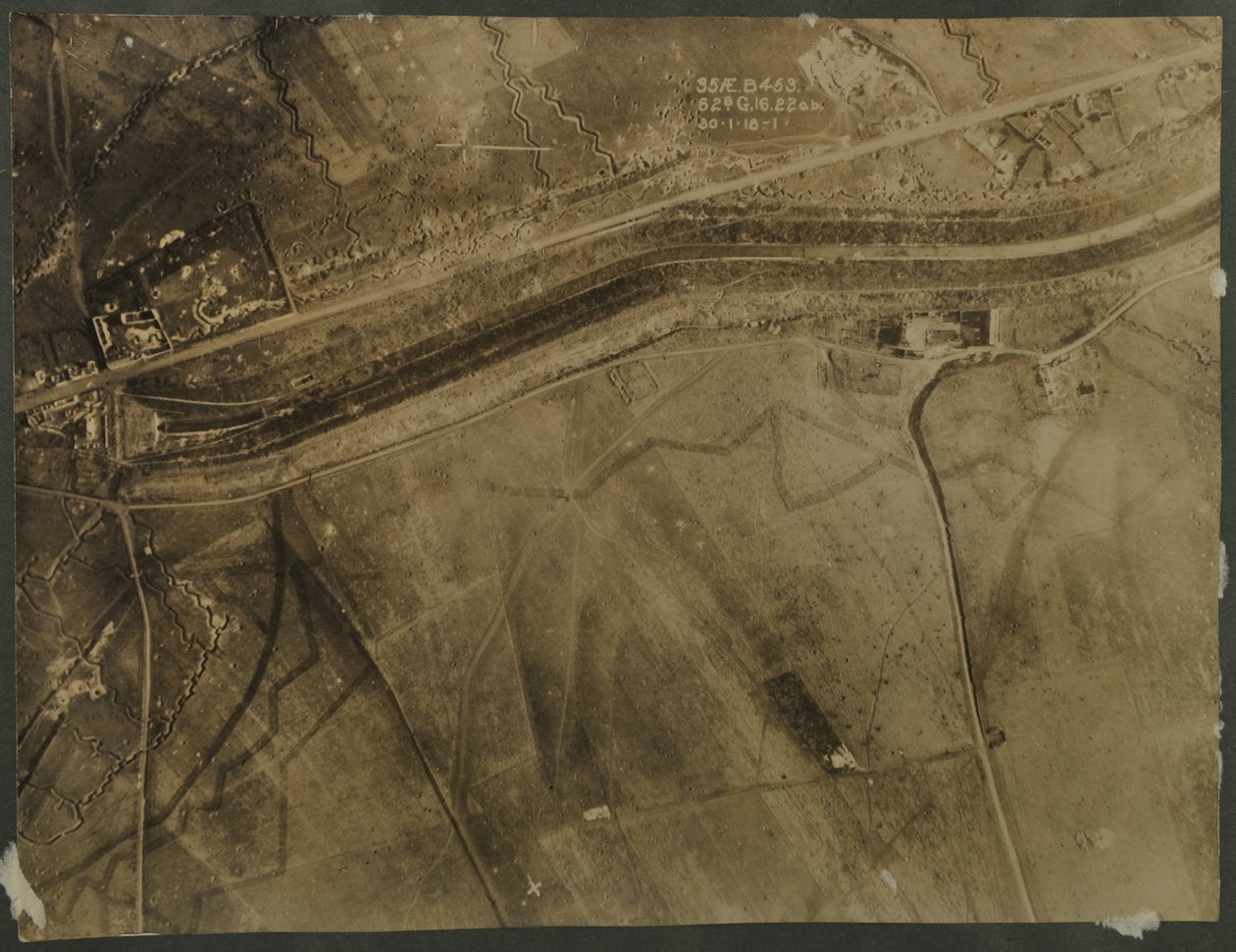 Légifelvétel első világháborús árkokkal, 1918 alkotó: English Photographer