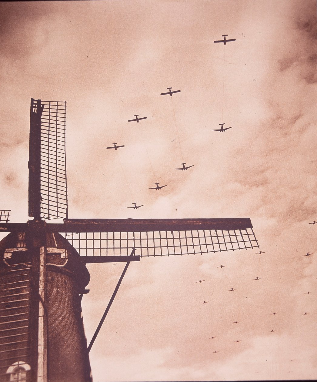 Szövetséges repülőgépek vontató vitorlázórepülőket szállítanak légideszant csapatokat Hollandia felett, arnhemi csata alkotó: English Photographer