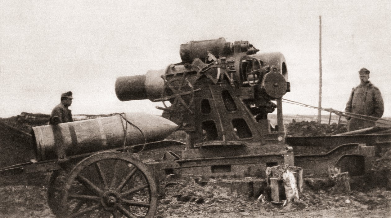 Egy osztrák óriási ostrom-tarubicka és lövege, amelyet az első világháború alatt használtak, a The Illustrated War News-ból, 1915 alkotó: English Photographer