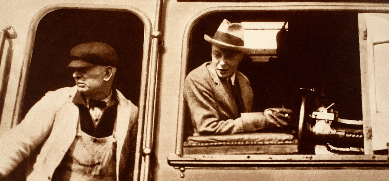 Egy motorvezető átadja magát VIII. Edward királynak Kanadában, az 1920-as években alkotó: English Photographer