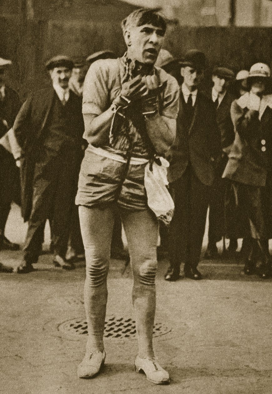 Egy színész Houdininek öltözött a színházi gödörajtó előtt (szépia fotó) alkotó: English Photographer