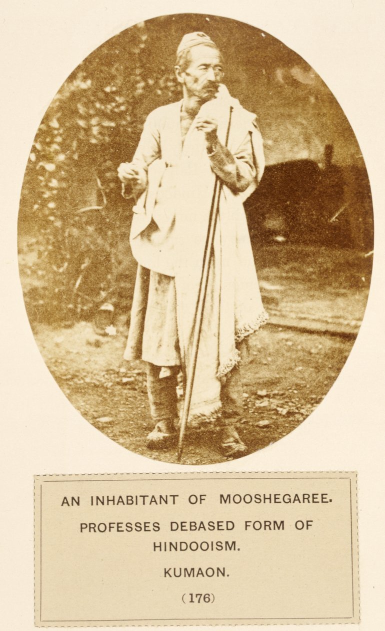 Mooshegaree egyik lakosa a hinduizmus lealacsonyított formáját vallja, a Kumaont az India népe című könyvéből, J. Forbes Watsontól, 1868-ban (albumnyomat) alkotó: English Photographer