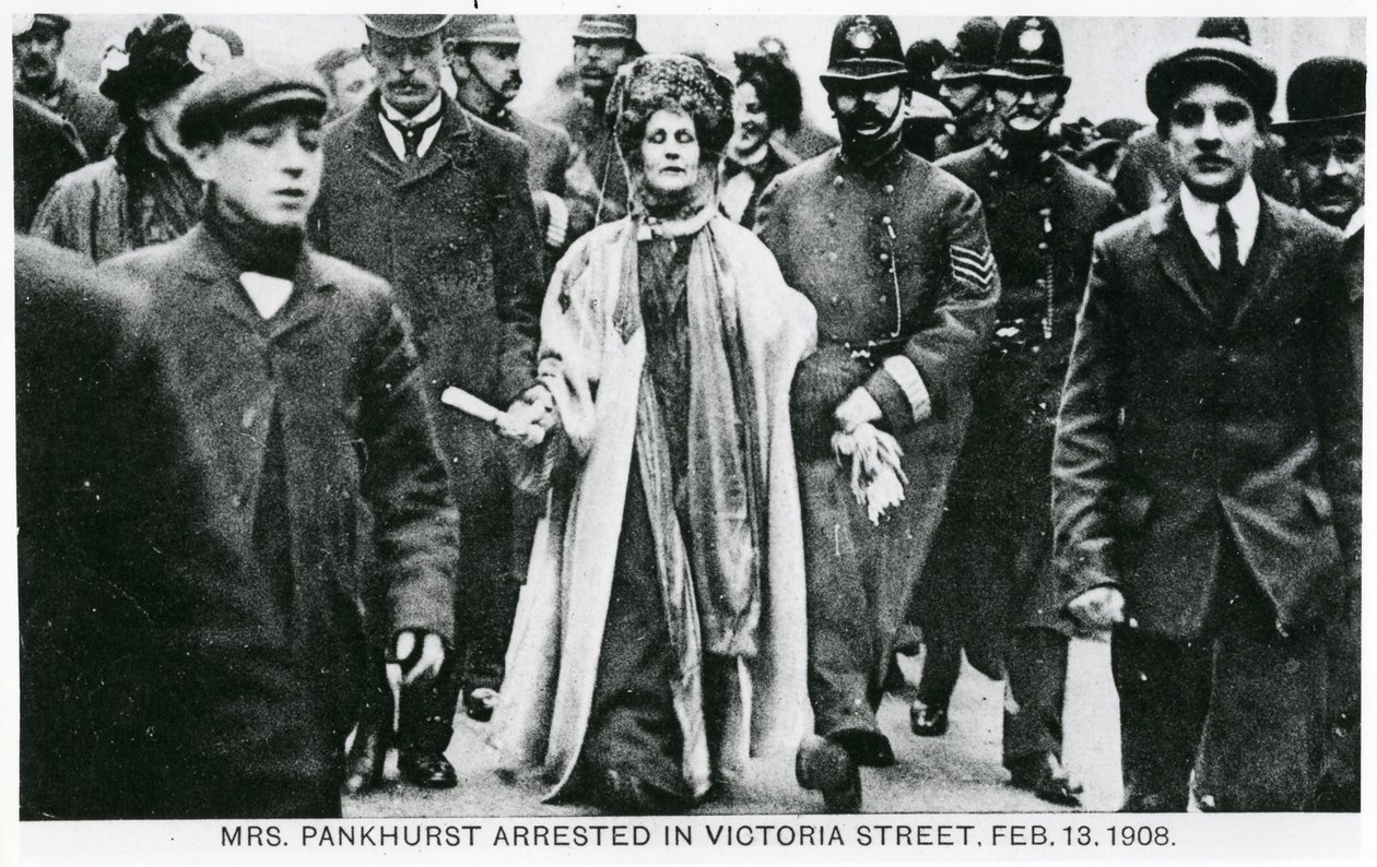 Emmeline Pankhurst asszony letartóztatása a Victoria Street-ben, 1908. február 13-án alkotó: English Photographer