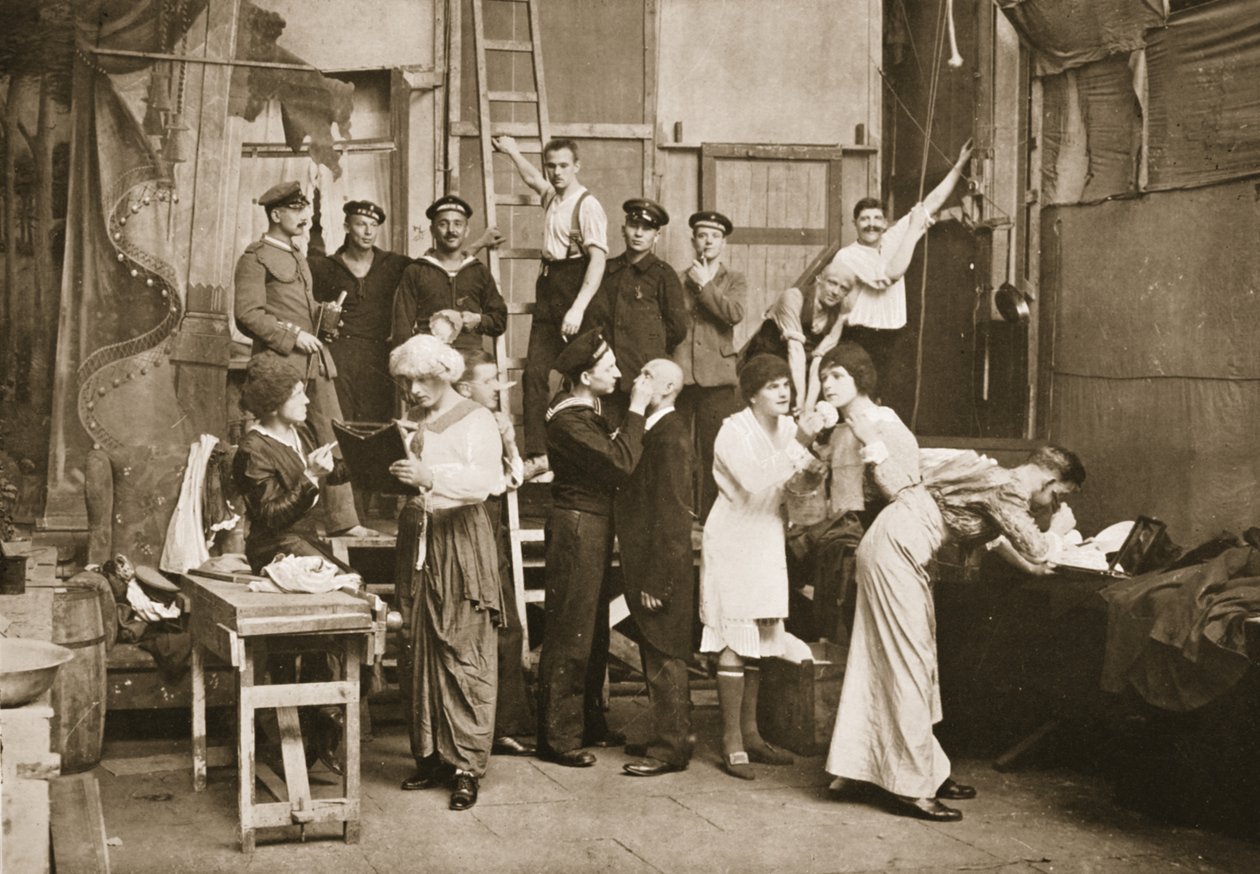 A kulisszák mögött: Felkészülés amatőr színházakra, Handforth, illusztráció a német rabok Nagy-Britanniában című filmjéből (fotómélység) alkotó: English Photographer