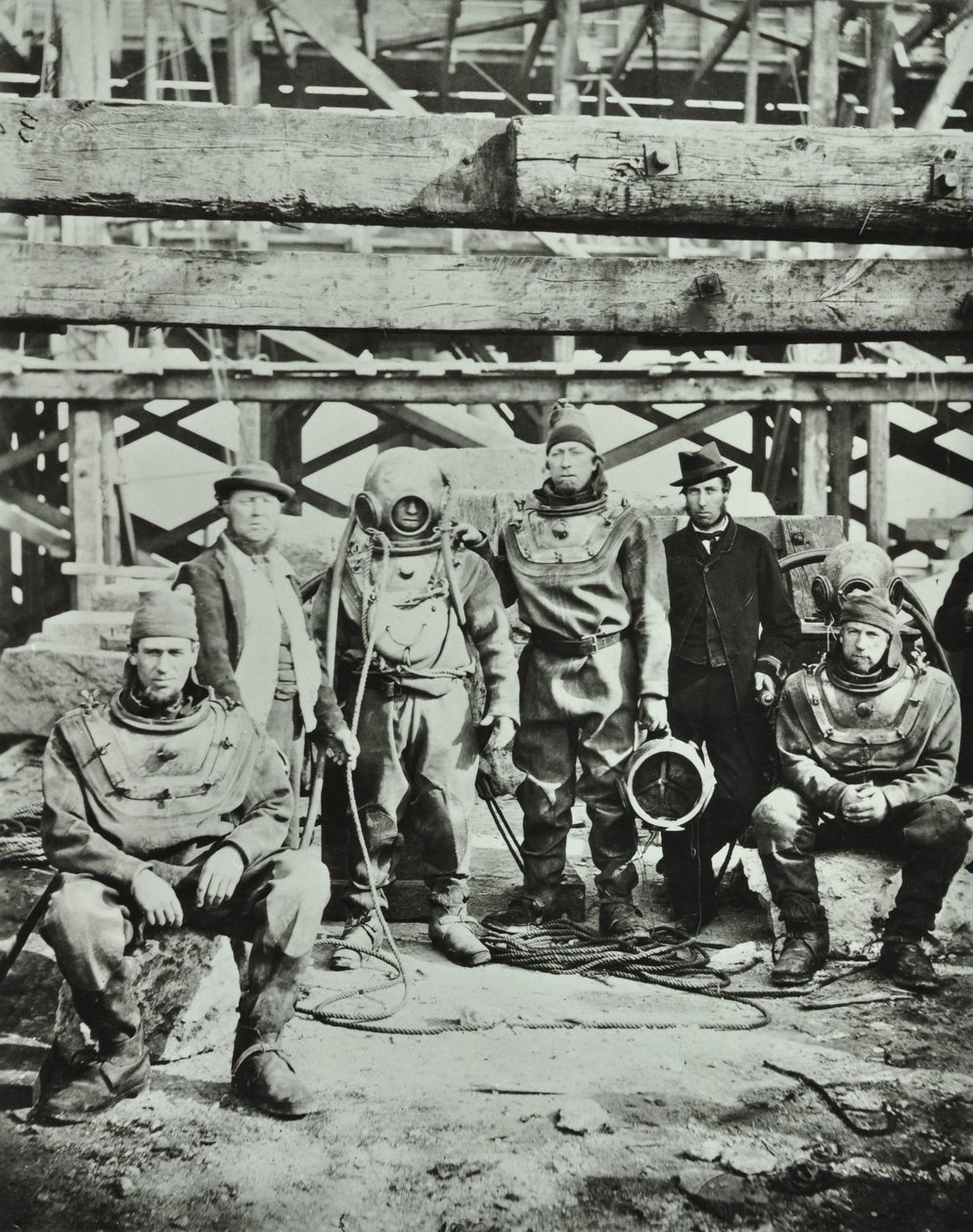 Blackfriars Bridge: építőmunkások pózolnak felszereléssel, 1869 alkotó: English Photographer