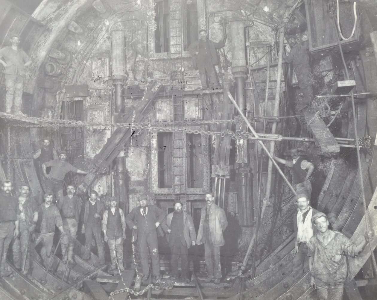 Blackwall Tunnel: egy csoport munkás áll a légzsilipben, 1894 alkotó: English Photographer