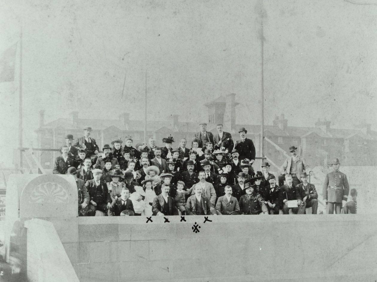 Blackwall Tunnel: tömeg gyűlt össze a megnyitó ünnepségen, 1897 alkotó: English Photographer