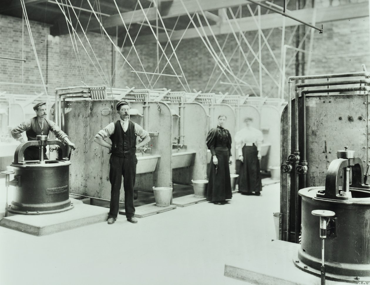 Boundary Street: mosókonyha belseje, gépekkel dolgozó emberek, London, 1897 alkotó: English Photographer
