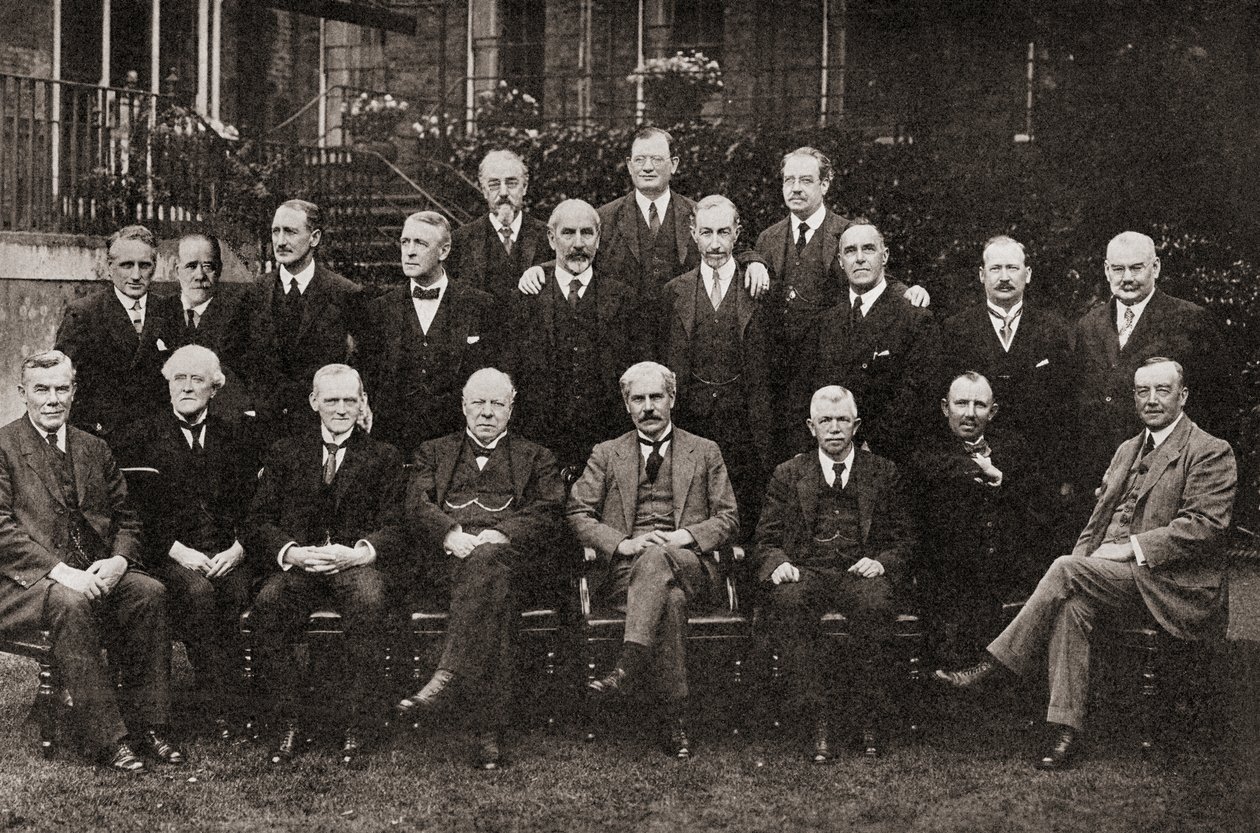 Nagy-Britannia első munkáskormánya 1924-ben, az 1935-ben megjelent The Story of Twenty Five Yearsből alkotó: English Photographer