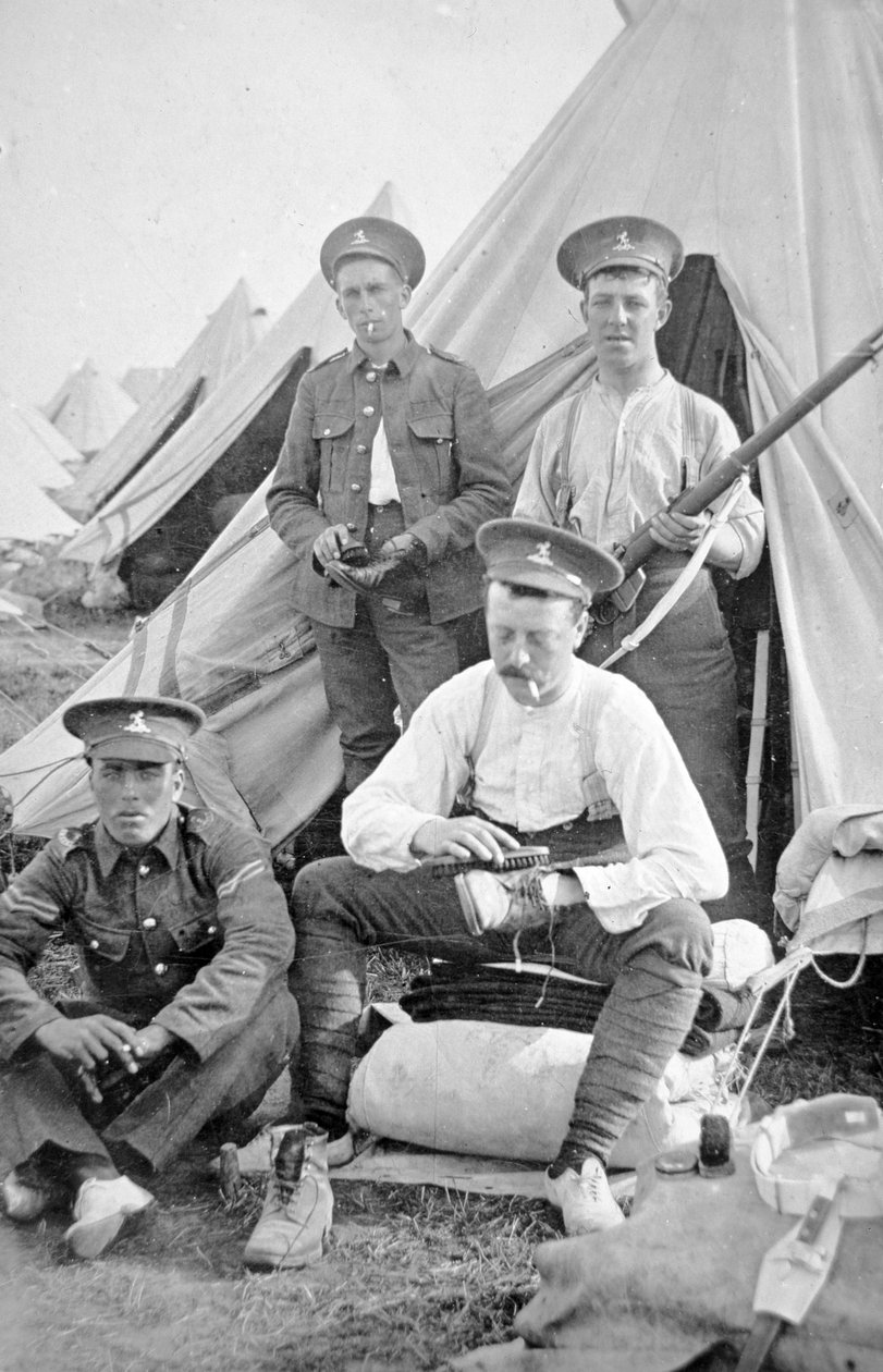 Brit katonák a táborban kitakarítják a felszerelésüket alkotó: English Photographer