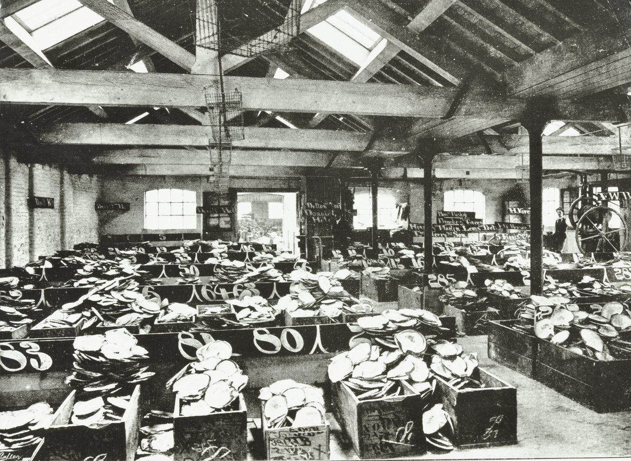 Bull Wharf, a Shell Warehouse belseje, London, 1890 alkotó: English Photographer