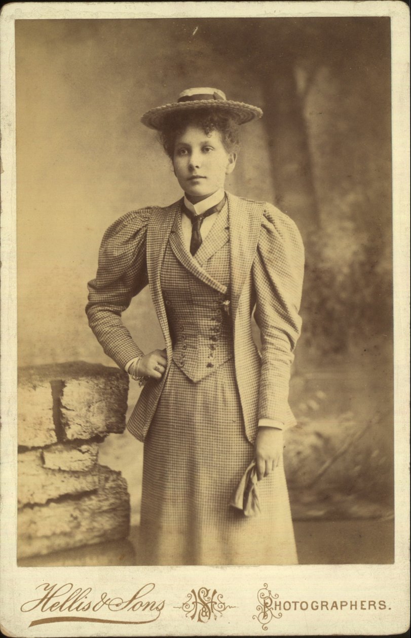 Szekrénykártya, egy nő portréja alkotó: English Photographer