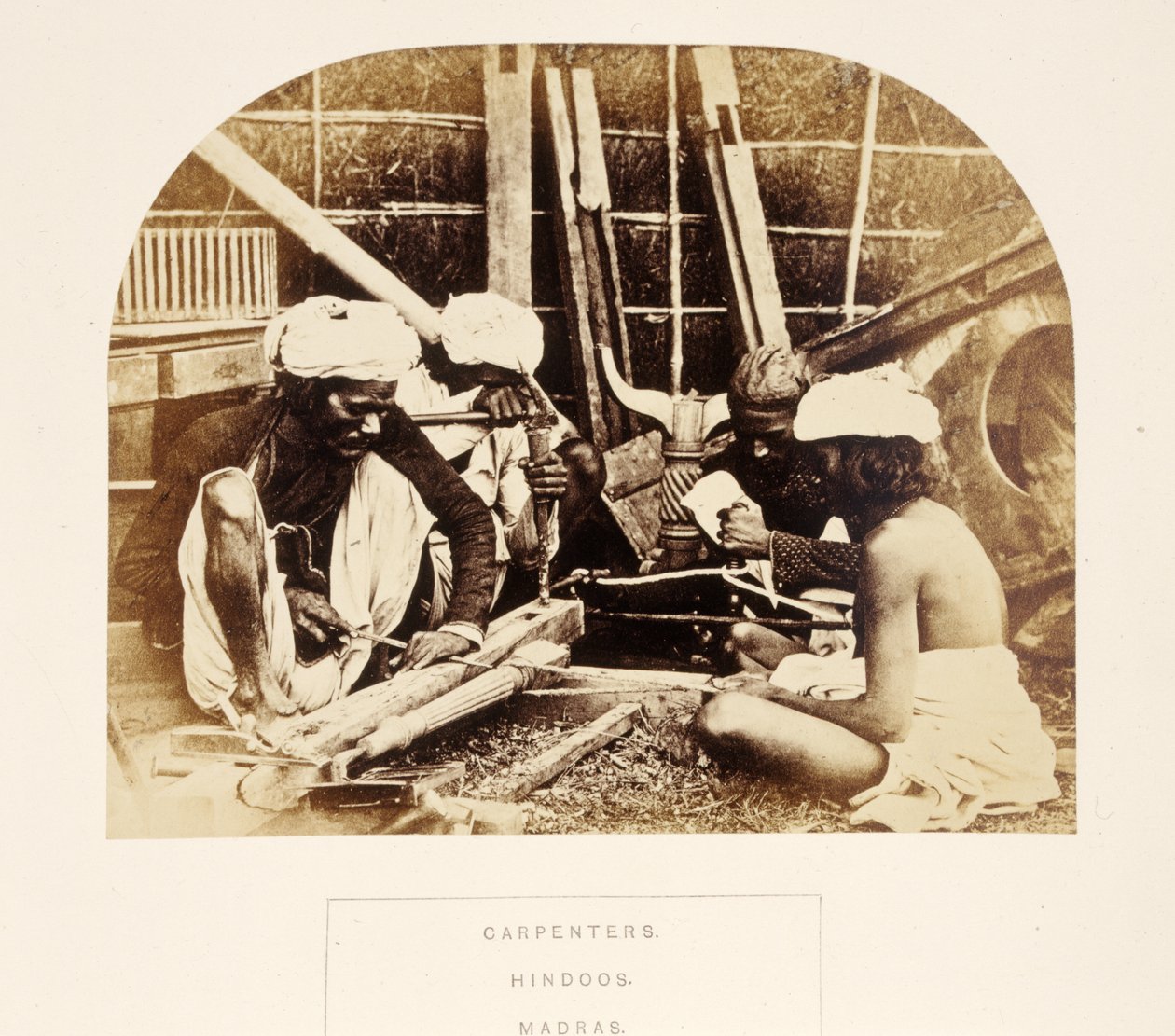Carpenters, Hindoos, Madras, The People of India, J. Forbes Watson, megjelent 1868 (albumnyomat) alkotó: English Photographer