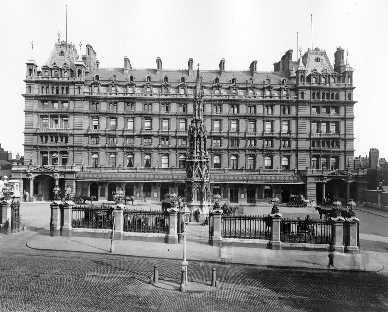 Charing Cross Hotel alkotó: English Photographer