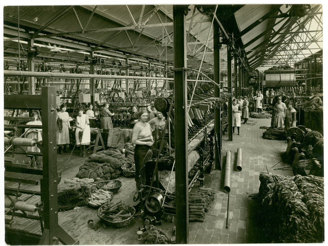 Zsenília tekercselés, szőnyeggyár, 1923 alkotó: English Photographer