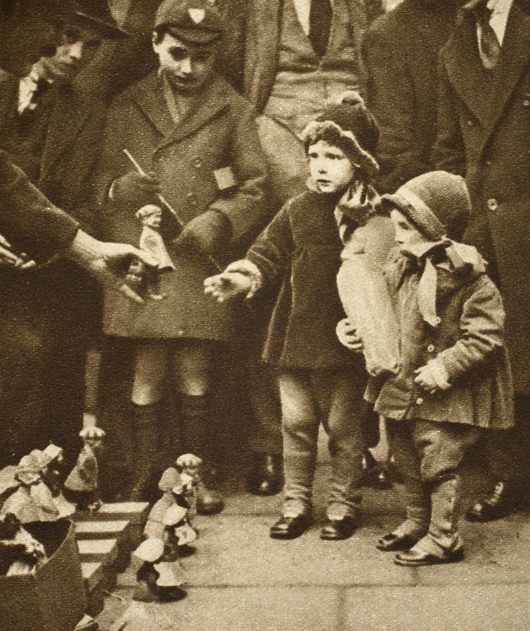 Gyerekek tolonganak egy utcai hawker körül, Holborn (szépia fotó) alkotó: English Photographer